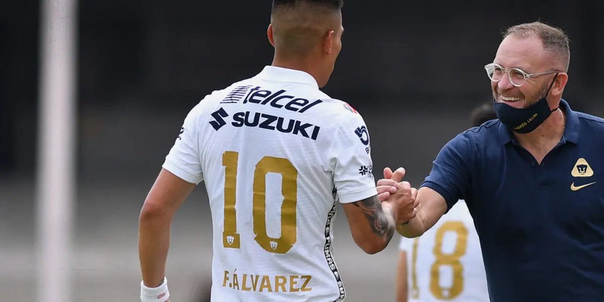 Jugador 10 se da la mano con el entrenador de Pumas (Fuente: Mexsports)