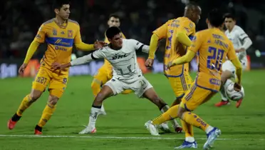 Jugador de Pumas busca la pelota ante marca de Samir (Fuente: Mexsports)