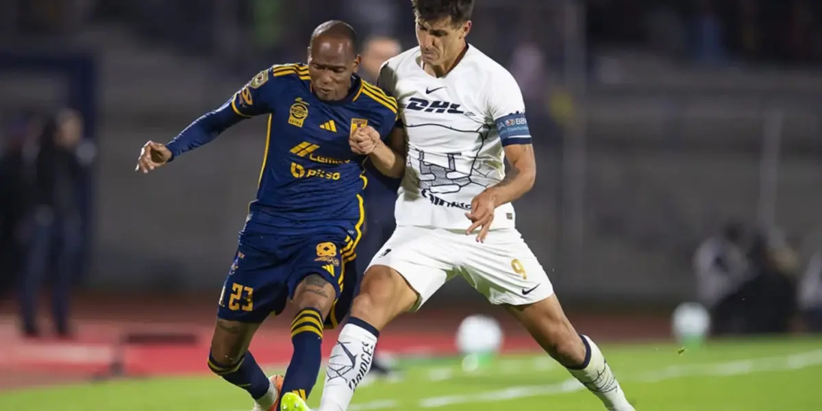 Jugador de Pumas busca quitarle la pelota a Luis Quiñones de Tigres( Fuente: Mexsports)