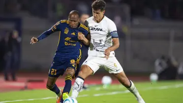 Jugador de Pumas busca quitarle la pelota a Luis Quiñones de Tigres( Fuente: Mexsports)