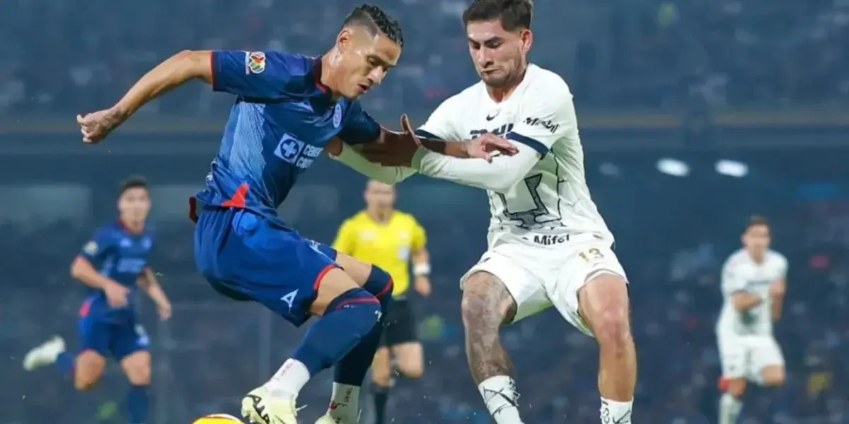 Jugadores de Cruz Azul y Pumas luchan por la posesión de la pelota (Fuente: Mexsports)