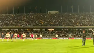 Jugadores de Pumas abandonan el partido, mientras la gente los grita (Fuente: Alonso Cabral)