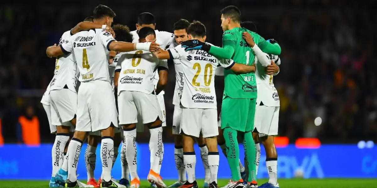 Jugadores de Pumas en la última charla, antes de jugar (Fuente: Mexsports)