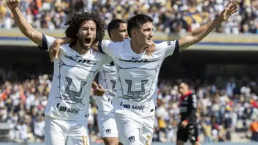 Jugadores de Pumas festejan un gol ante Atlas (Fuente: Mexsports)