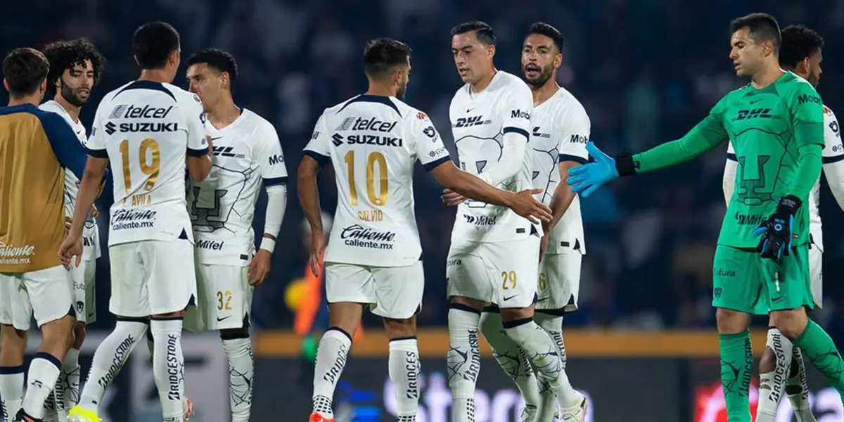 Jugadores de Pumas salen del campo de juego (Fuente: Mexsports)