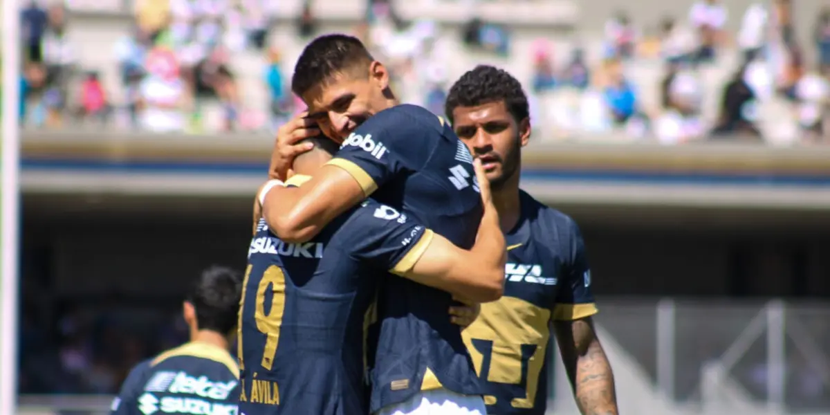 Jugadores de Pumas se abrazan festejando un gol vs Puebla