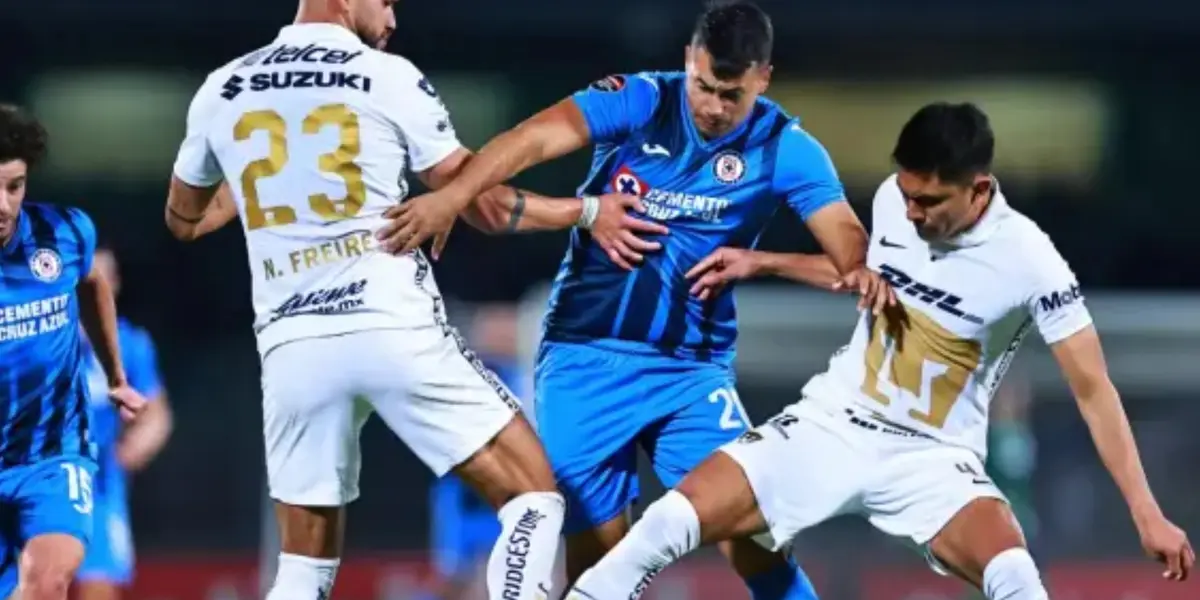 Jugadores de Pumas y Cruz Azul disputan la pelota en el estadio de CU (Fuente: Mexsports)