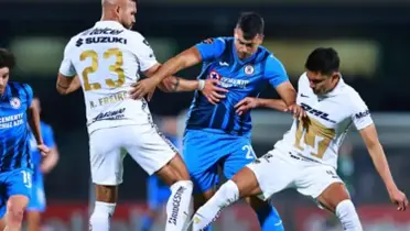 Jugadores de Pumas y Cruz Azul disputan la pelota en el estadio de CU (Fuente: Mexsports)