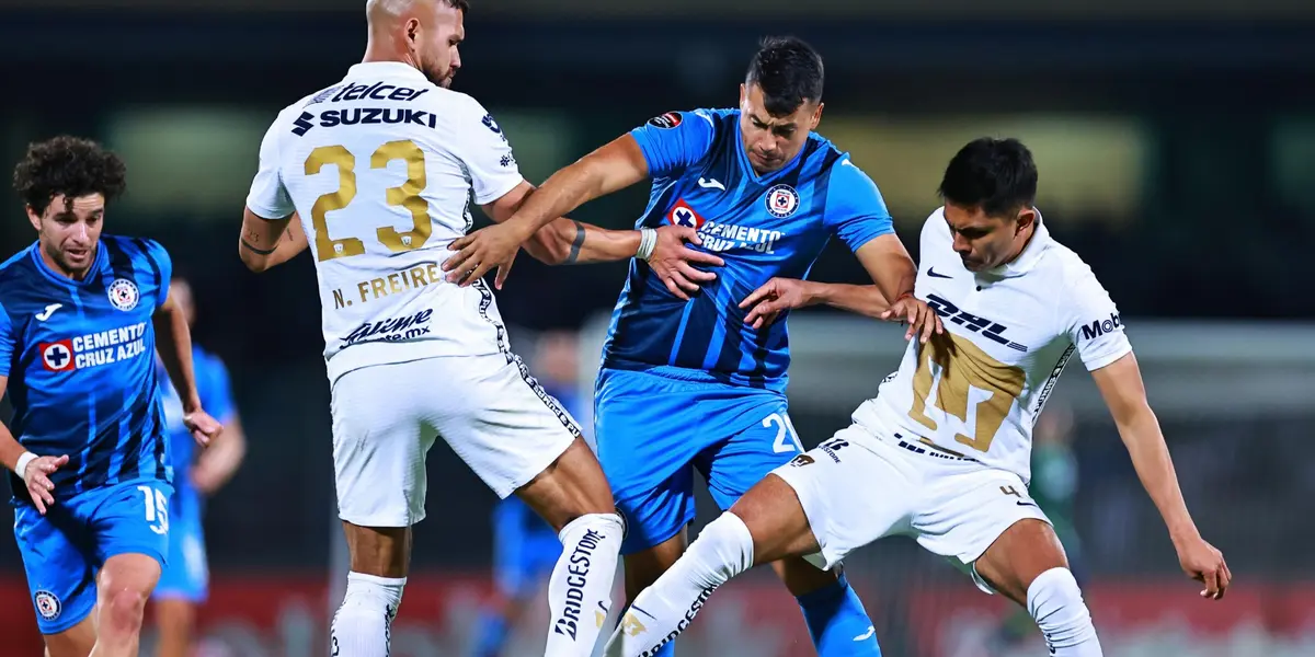 Jugadores de Pumas y Cruz Azul disputan la pelota en la final (Fuente: Mexsports)