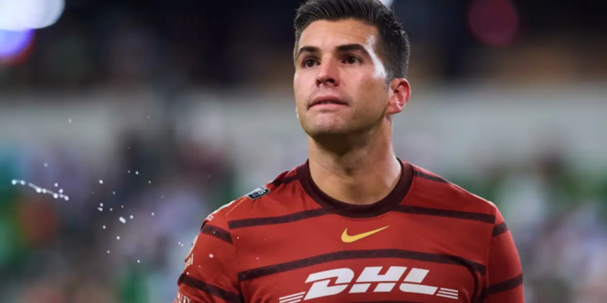 Julio González con la playera de Pumas en un estadio de fútbol (Fuente: Mexsports)