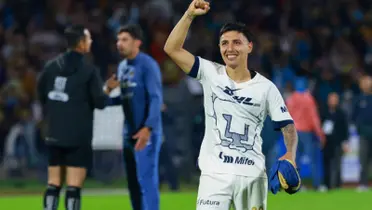 Leo Suárez hace el goya con la gente de Ciudad Universitaria (Fuente: Mexsports)