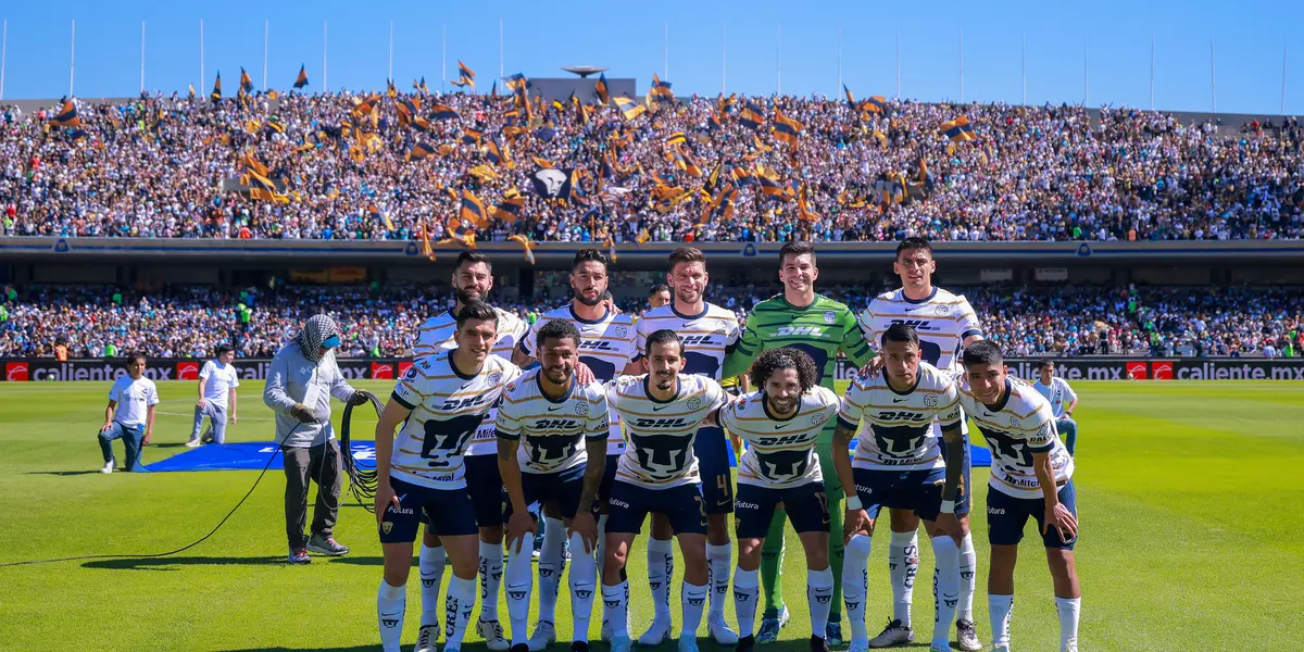 Los jugadores del Pumas UNAM y su afición juntos. /@PumasMX