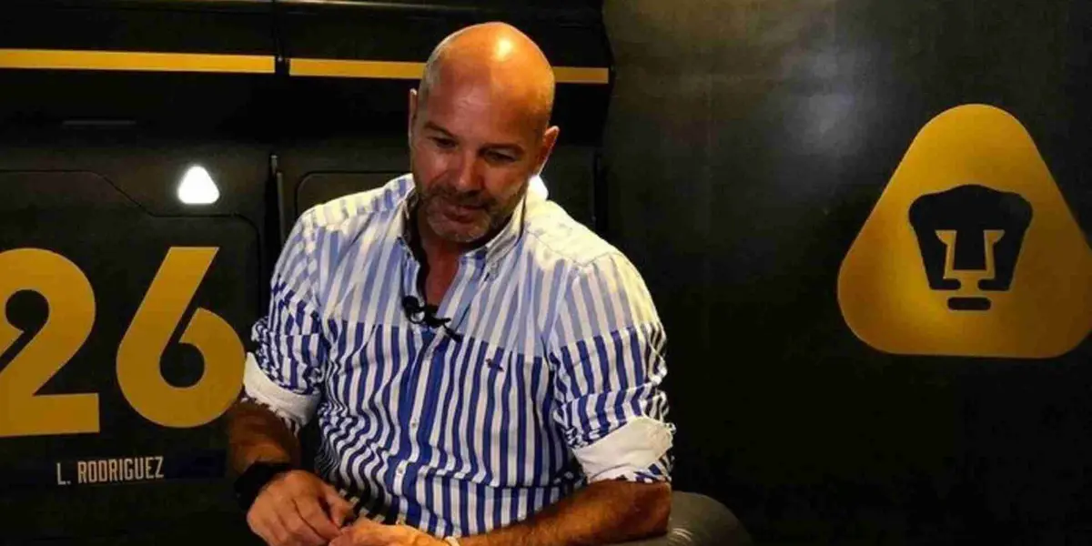 Luis García en el vestidor de Pumas