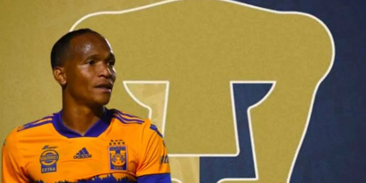 Luis Quiñones con playera de los Tigres y escudo de los Pumas