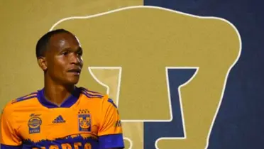 Luis Quiñones con playera de los Tigres y escudo de los Pumas