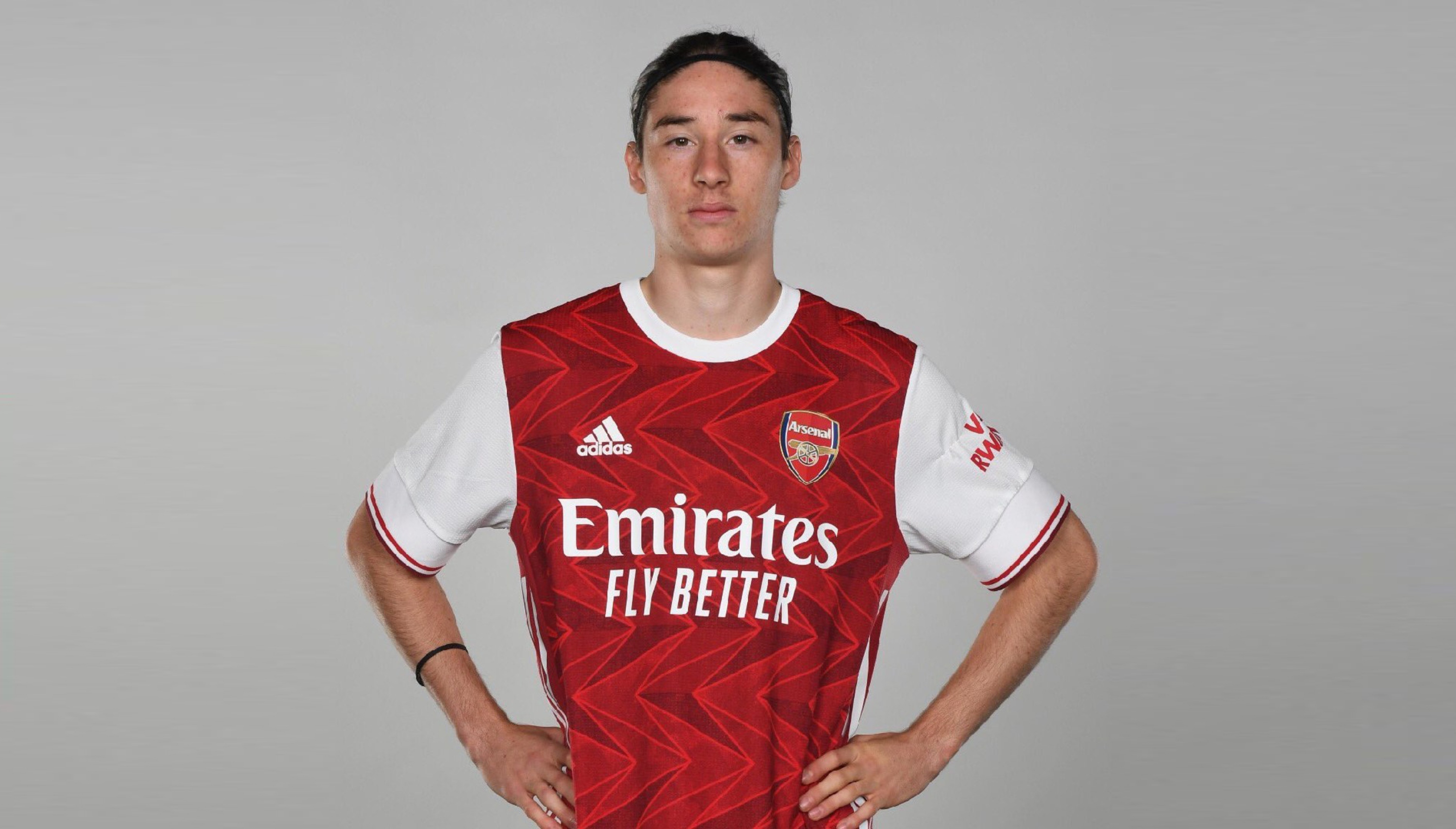 Marcelo Flores posa con la playera del Arsenal (Fuente: Arsenal)