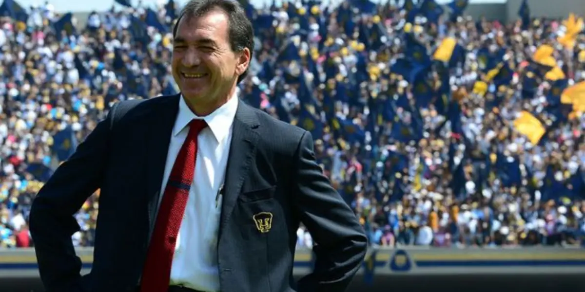 Mario Carrillo dirigiendo a Pumas