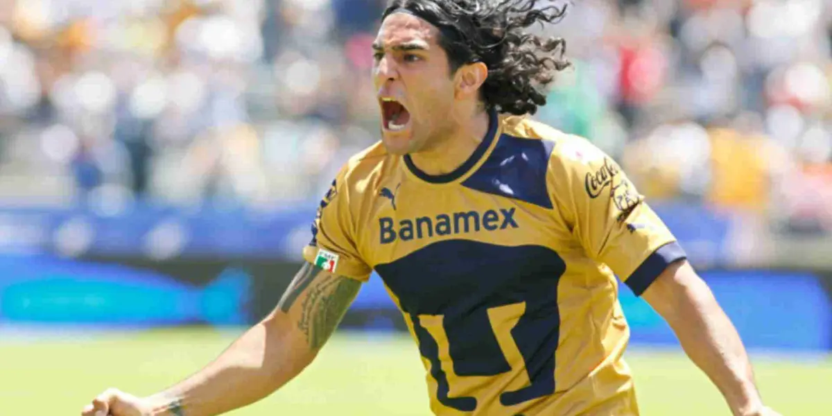 Martín Bravo festejando un gol con Pumas
