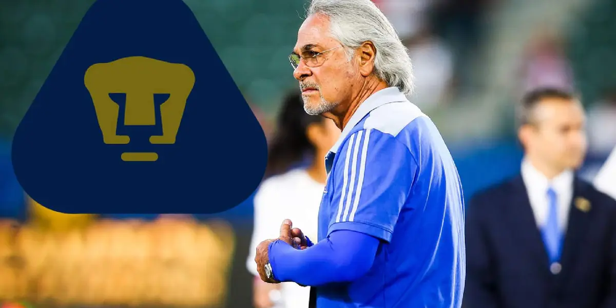 Miguel Mejía Barón con escudo de Pumas