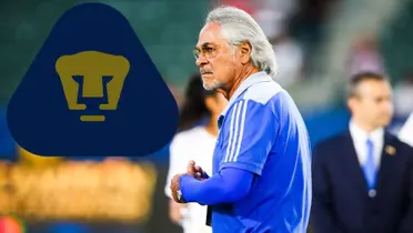 Miguel Mejía Barón con escudo de Pumas