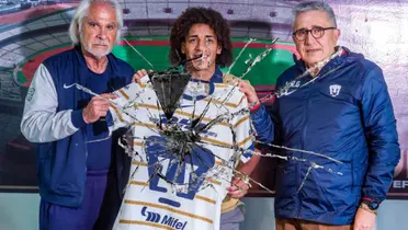 Miguel Mejía y Raúl González presentan a Adalberto Carrasquilla de Pumas (Fuente: Mexsports)