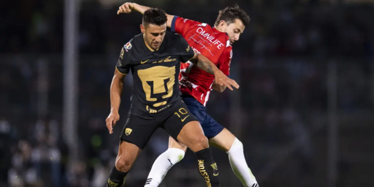 Mozo pelea la pelota con un jugador de Pumas (Fuente: Mexsports)