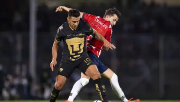 Mozo pelea la pelota con un jugador de Pumas (Fuente: Mexsports)