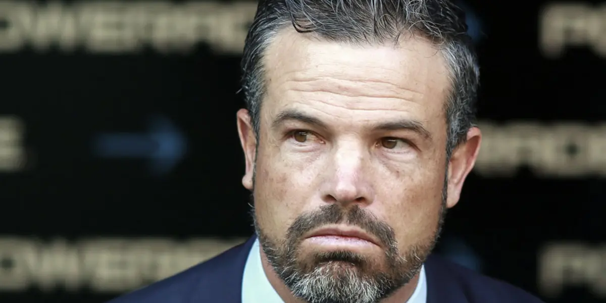 No soportó su bajo rendimiento y los sacó del partido sin importarle que estaban haciendo su debut.