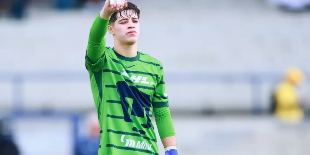 Pablo Lara escucha el himno de Universidad (Fuente: Mexsports)