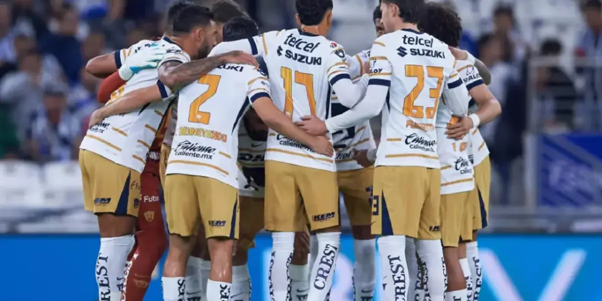 Plantel de Pumas se abraza en el campo de juego (Fuente: Mexsports)