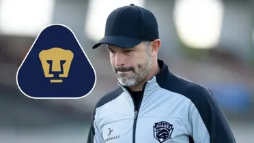 Rafa Puente con escudo de Pumas