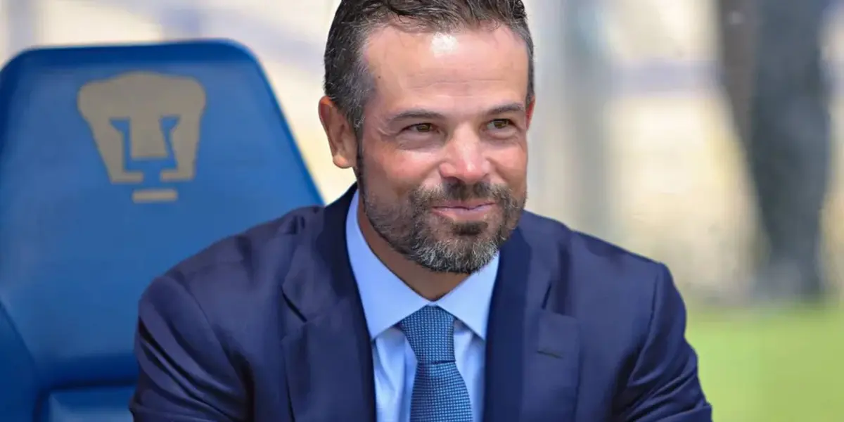 Rafael Puente Junior en el banquillo de los Pumas (Fuente: Medio Tiempo)