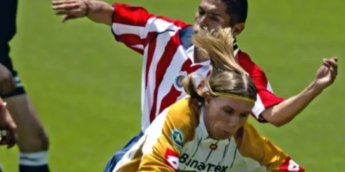 Ramón Morales busca una pelota ante Leandro Augusto (Fuente: Getty)