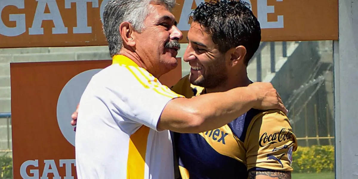 Ricardo Ferretti abraza a un jugador de los Pumas (Fuente: Fútbol Total)