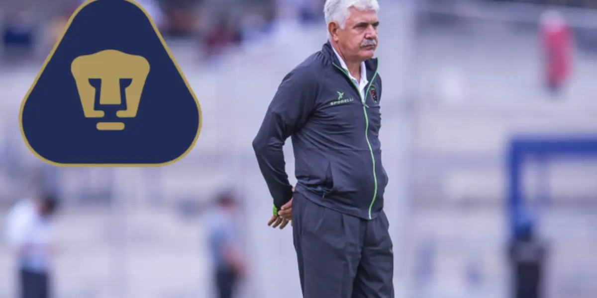 Ricardo Ferretti dirigiendo a Bravos, escudo de Pumas