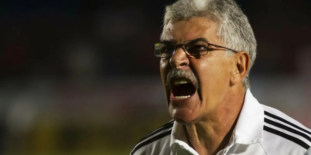 Ricardo Ferretti enojado grita a un aficionado (Fuente: Mexsports)