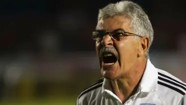 Ricardo Ferretti enojado grita a un aficionado (Fuente: Mexsports)