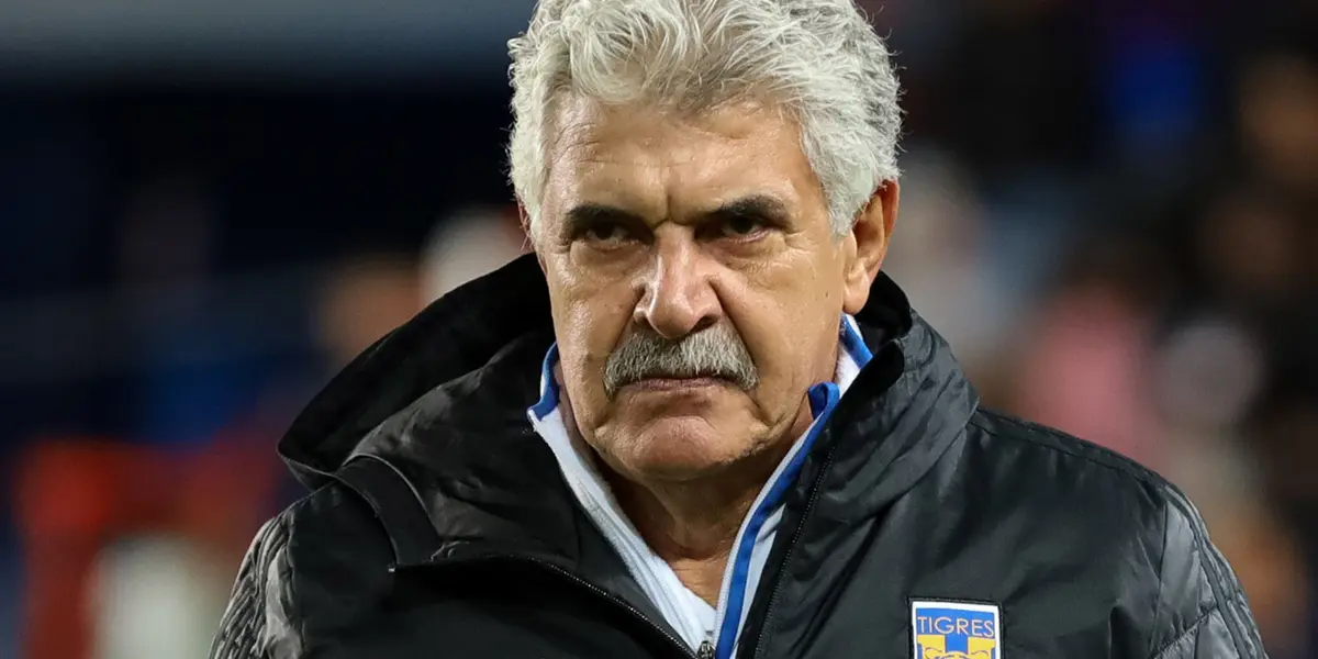 Ricardo Ferretti molesto sale del campo de juego (Fuente: Mexsports)