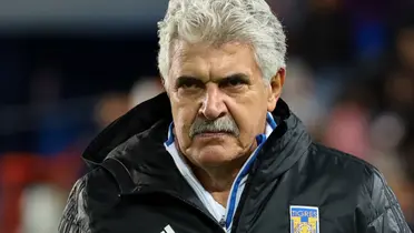 Ricardo Ferretti molesto sale del campo de juego (Fuente: Mexsports)