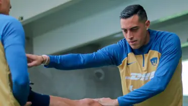 Rogelio Funes Mori calienta con el combinado de Pumas (Fuente: Pumas)