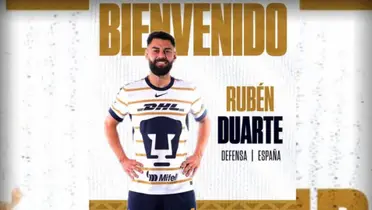 Rubén Duarte con el cuadro de Pumas