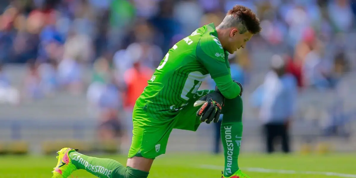 Sebastián Sosa arrodillado en el césped de Ciudad Universitaria