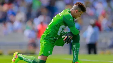 Sebastián Sosa arrodillado en el césped de Ciudad Universitaria