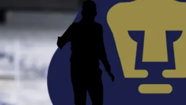 Silueta de Nicolás Larcamón con el escudo de Pumas