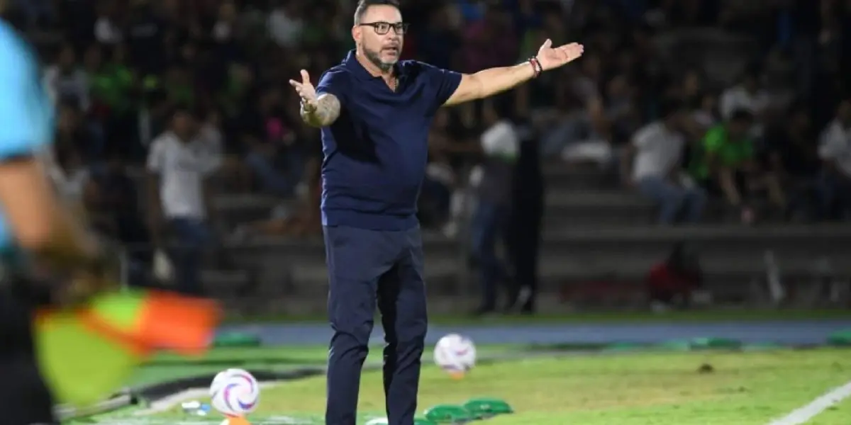 Turco Mohamed dirigiendo a Pumas